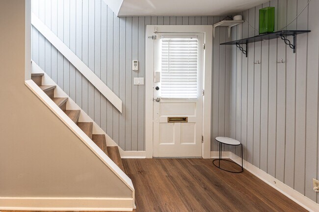 Building Photo - 1515 1/2 S Carson Ave