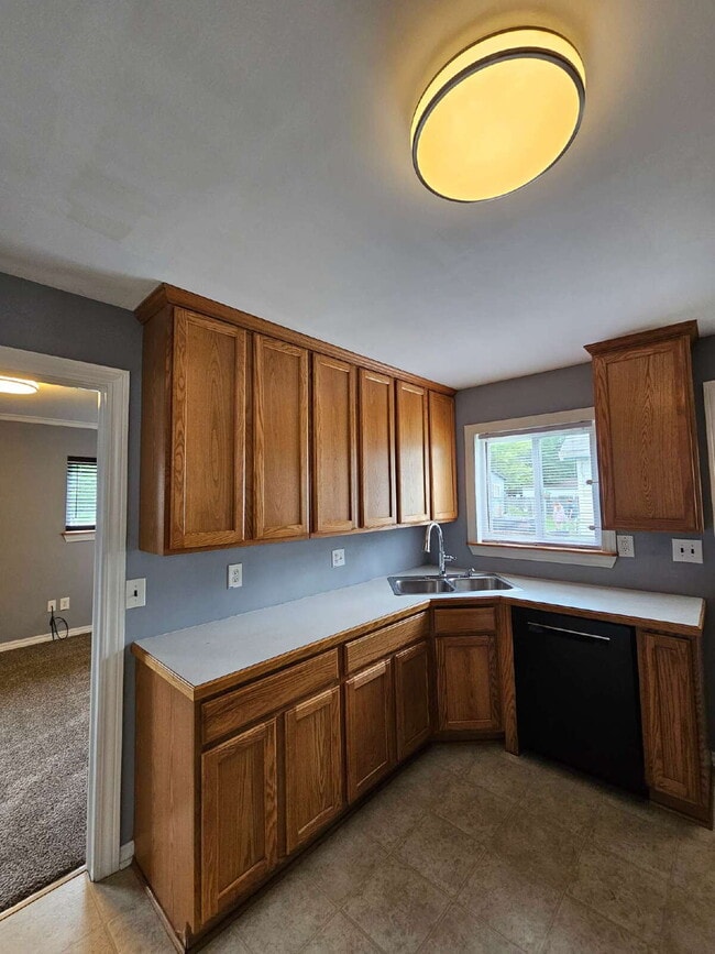 Building Photo - Beautifully Renovated 3-Bedroom, 1 Bathroom Ranch. Updated Kitchen w/ All Appliances, Large Maste...