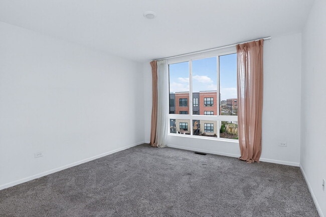 Building Photo - 1276 Lakepointe Dr