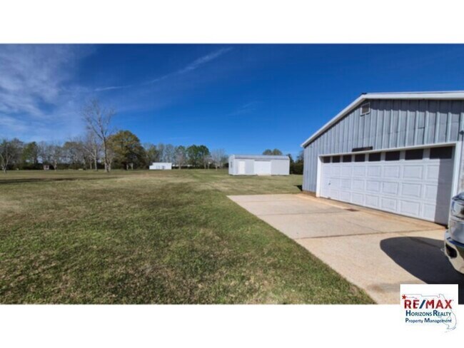 Building Photo - Fabulous rural property in Molino