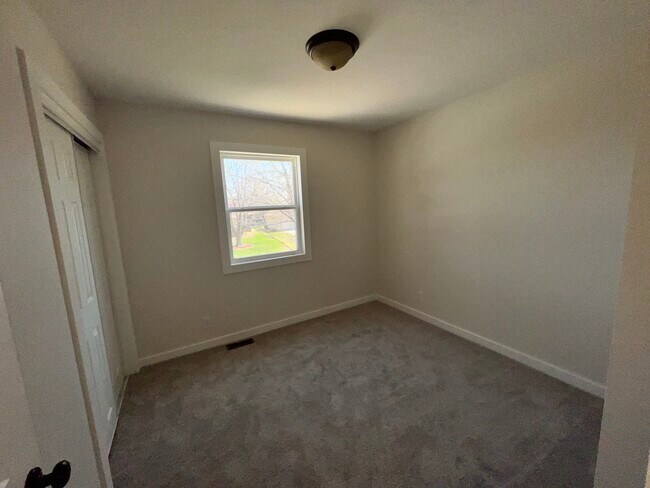 Room 1 - 1817 N Evergreen Ln