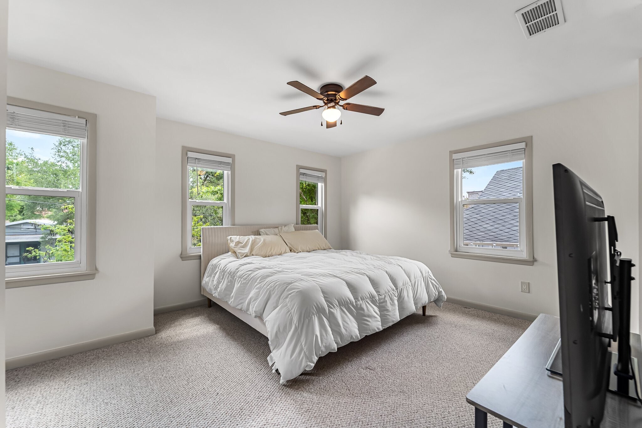 Building Photo - 308 E Ross Ave