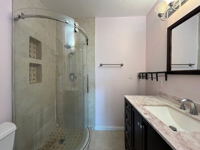 Building Photo - Encino 2+2 w/pool + spa, parking + extra storage!