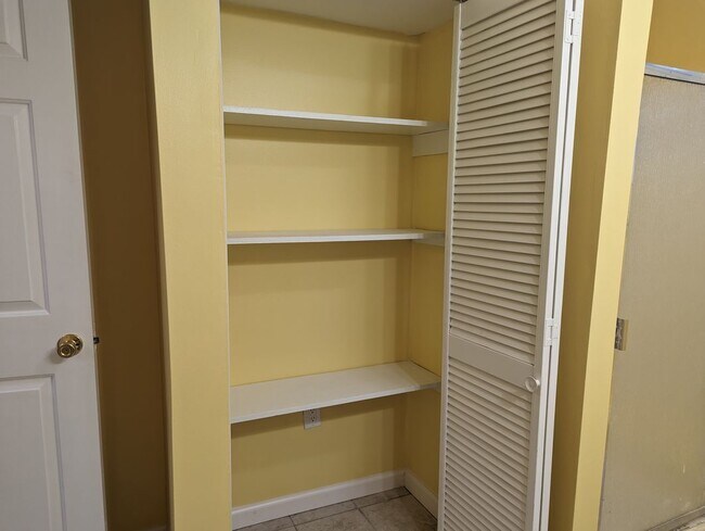 Building Photo - 33 Hallock St