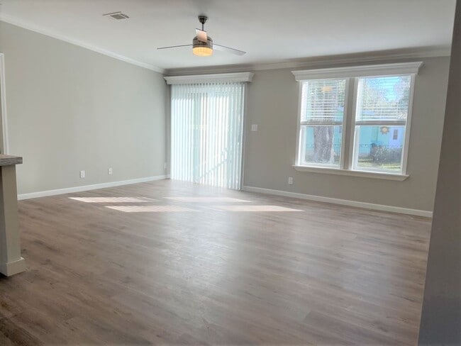 Building Photo - 1077 Cloverleaf Cir