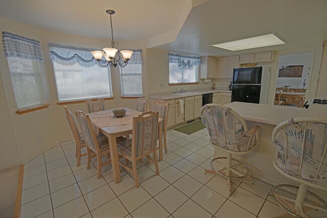 Building Photo - 4BD/3BA Available for Move In! Northeast Heights