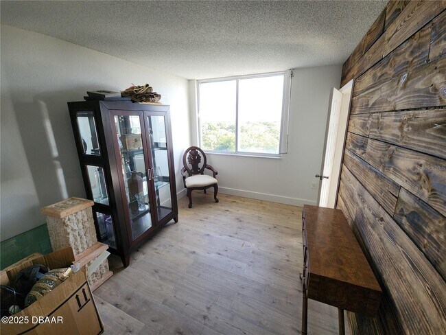 Building Photo - 935 N Halifax Ave