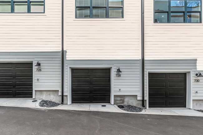 Building Photo - 728 Eloise Wy