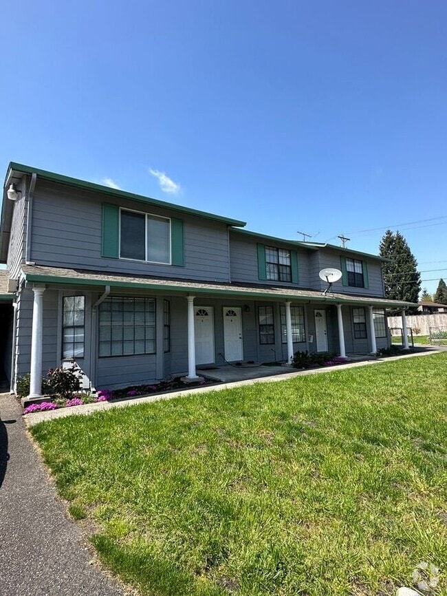 Building Photo - Nice 3 Bedroom 1 1/2 Bath Townhouse in Tac...
