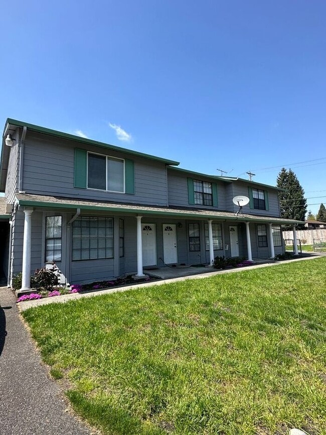 Building Photo - Nice 3 Bedroom 1 1/2 Bath Townhouse in Tacoma!