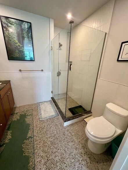 En-Suite Bath - 259 Rutland Rd