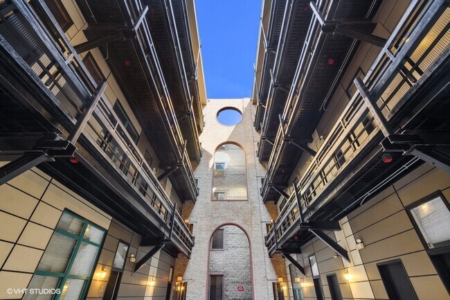 Building Photo - 312 N May St