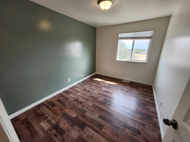 Building Photo - Newly Renovated 3 Bed 2 Bath Home in Kearns!!!