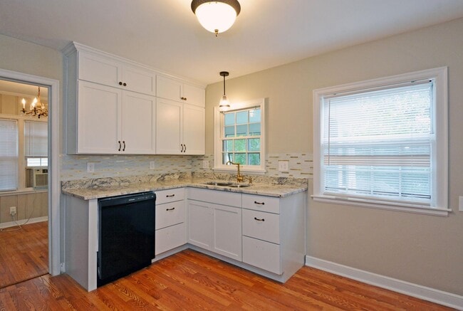Building Photo - Beautiful 3-Bedroom 1.5-Bathroom Available...