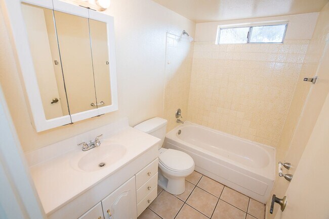 Building Photo - Spacious 3 Bedroom, 2 Bath Home with Updat...