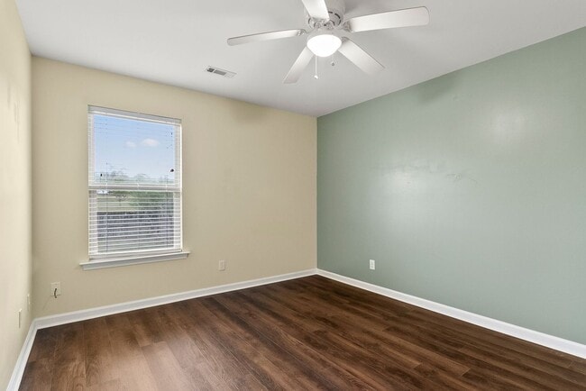 Building Photo - Nice 3 Bed 2 Bath Available in August! Book Your Tour Today!