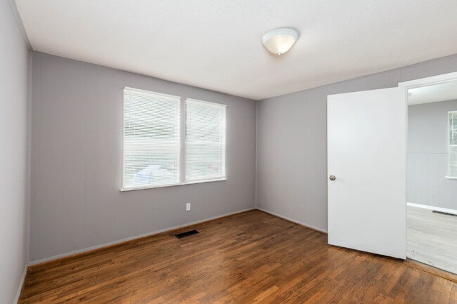 Building Photo - 208 9th Ct S