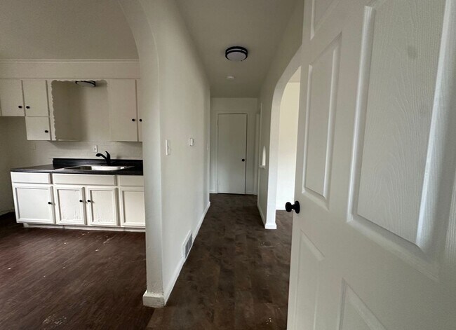 Building Photo - 2b/1b with Great Upgrades in a very convenient location!!!