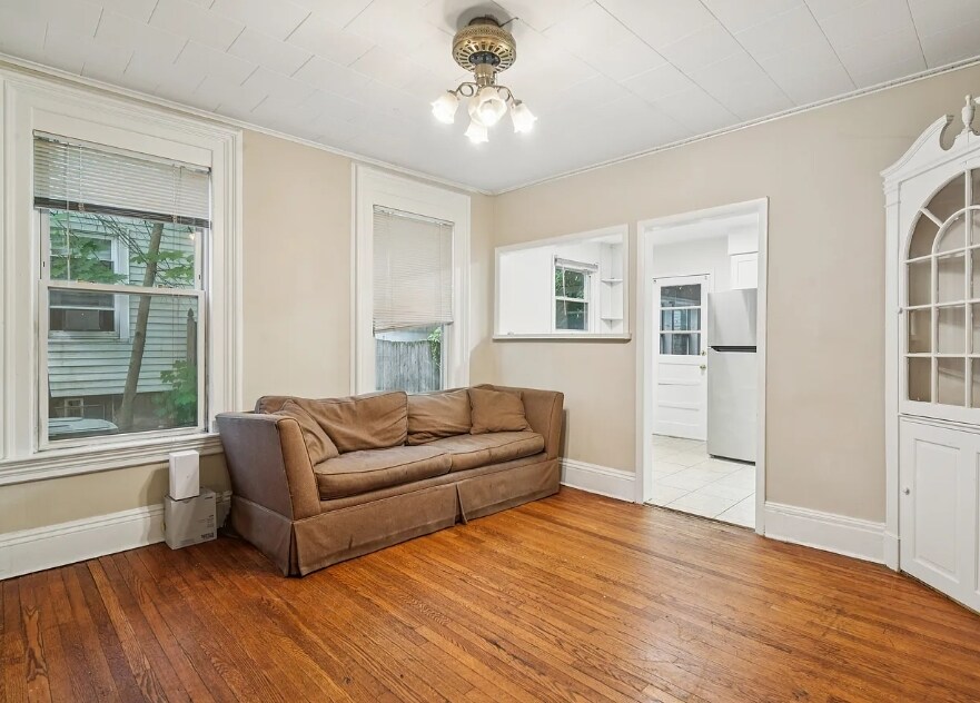 Building Photo - 102 2nd St