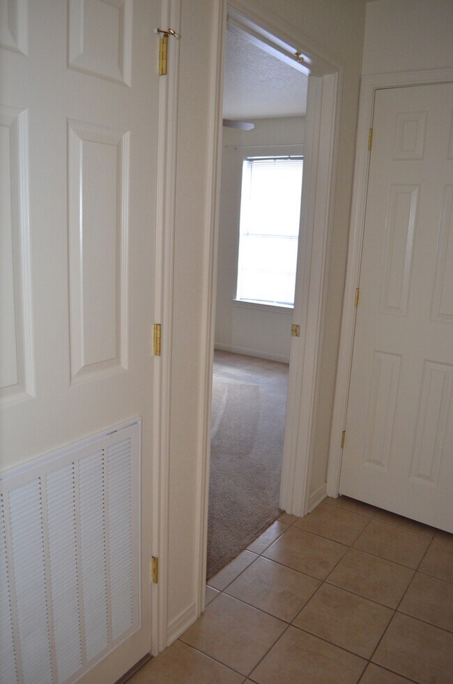 Building Photo - 913Daisy
