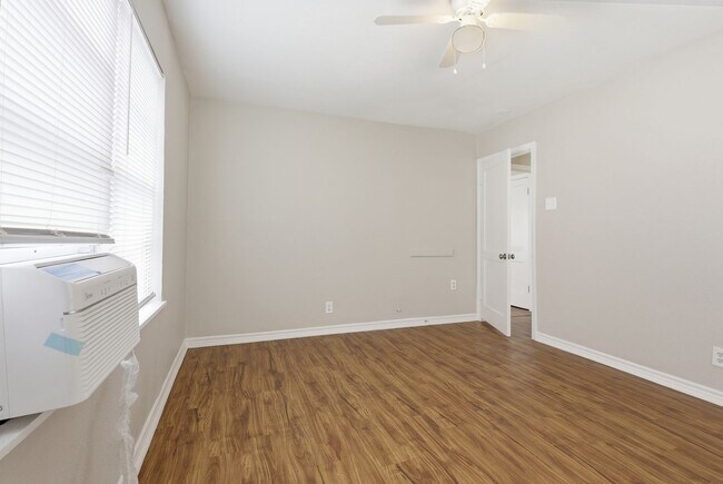Building Photo - Spacious & Newly Updated! *HOUSING ACCEPTED/ SECTION 8 * — Apply Today!