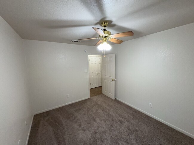 Building Photo - 1107 Cinch Dr