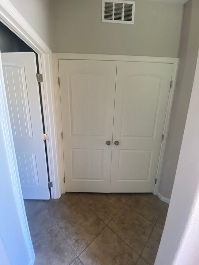 Building Photo - Spacious 4-Bed, 3-Bath Home in Southwest Las Vegas!