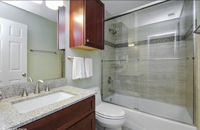 Building Photo - 967 Kensington Dr