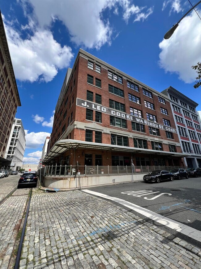 Building Photo - 140 Bay St
