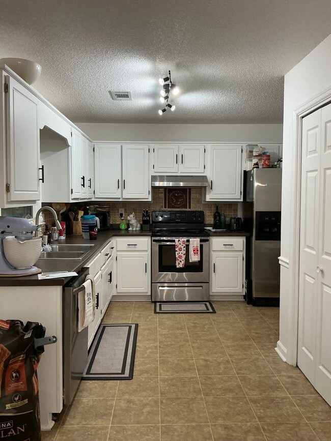 Building Photo - 2/2