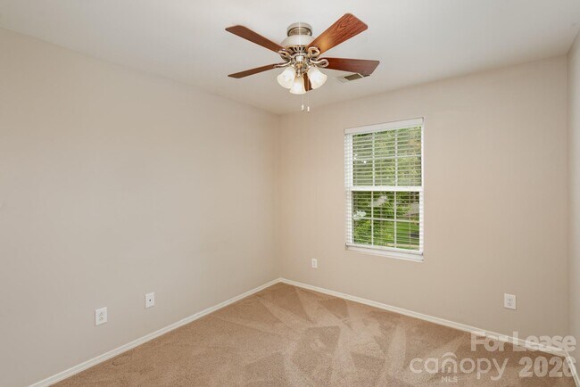 Building Photo - 6442 Ridgeview Commons Dr