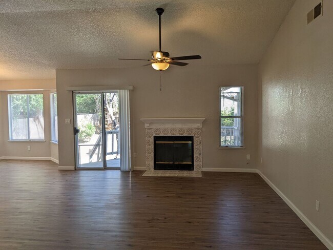 Building Photo - Nice 3 bedroom home, recently updated offe...