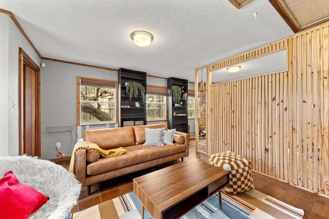 Building Photo - 28 W Inwood Forest Dr