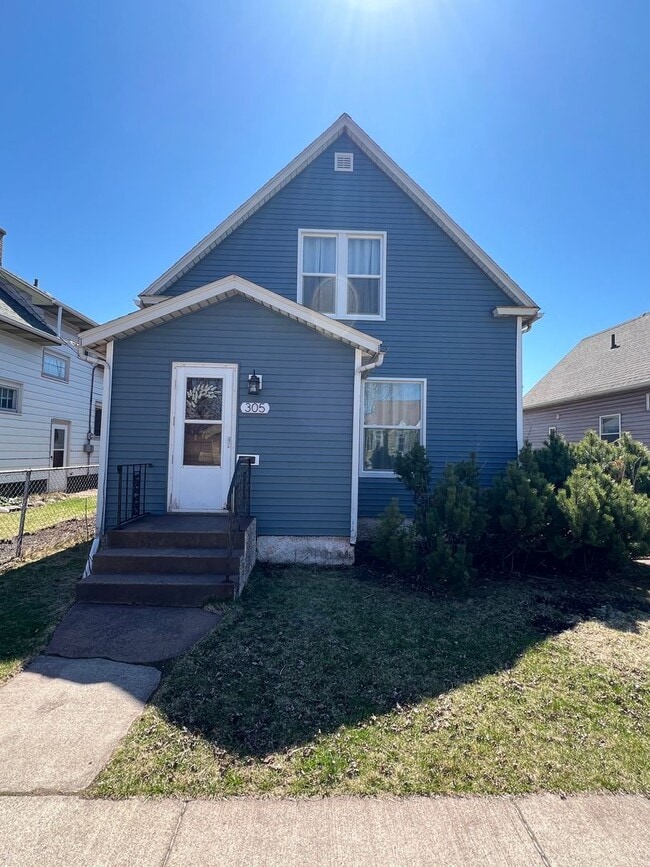 Building Photo - AVAILABLE AUGUST 1 - Spacious 3+ Bedroom Home