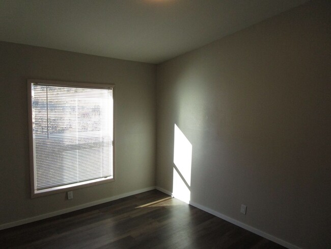 Building Photo - 3 Bedroom, 2 Bathroom Updated Home South o...