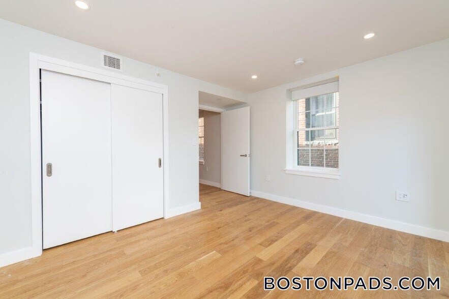 Building Photo - 22 Fleet St