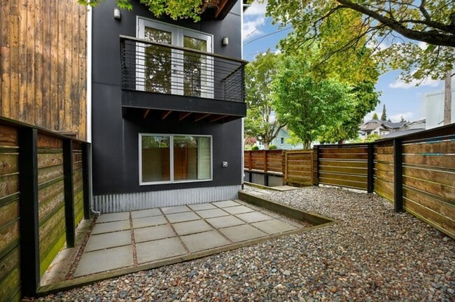 Building Photo - Stunning Modern 3 Bed / 2.5 Bath Townhome in Beautiful Maple Leaf Neighborhood