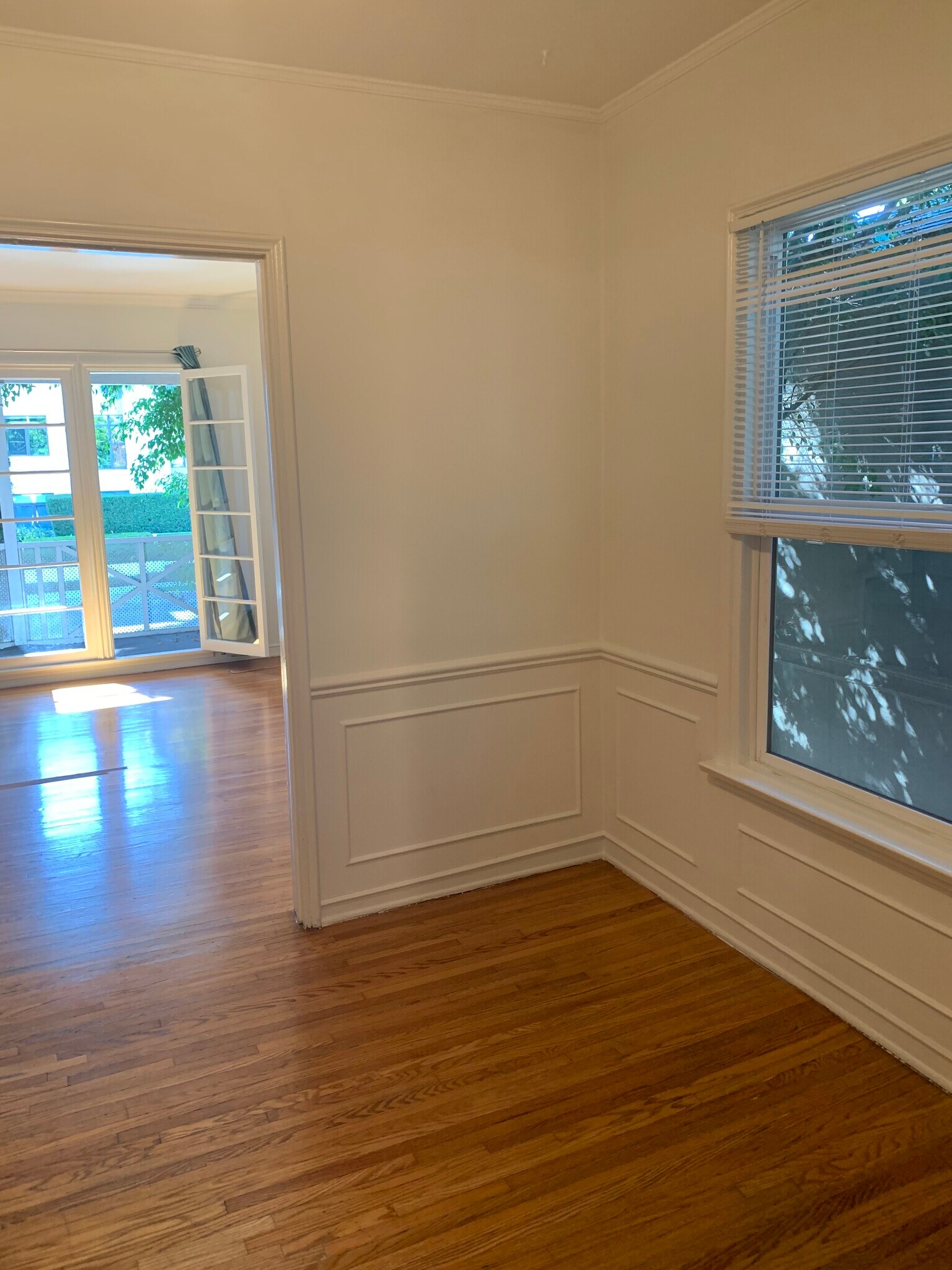 Building Photo - 412 N Doheny Dr