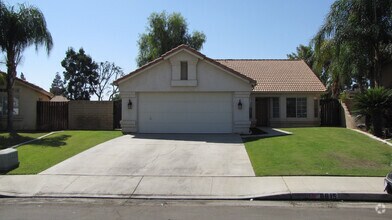 Building Photo - Riverlakes Home with Pool!!!