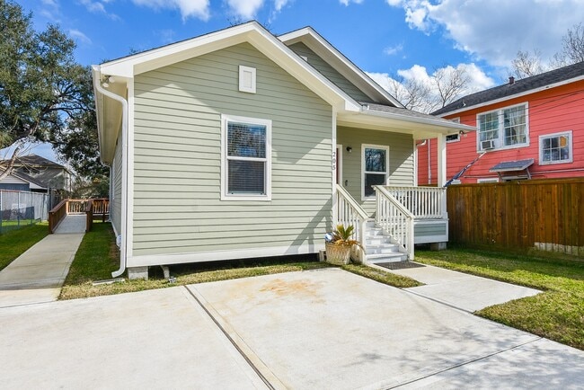 Building Photo - 205 De Koven St