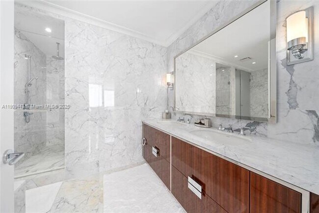 Building Photo - 15701 Collins Ave