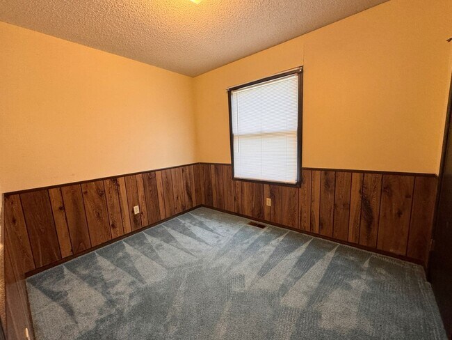 Building Photo - 3 bed 1 bath, Small Town Living!