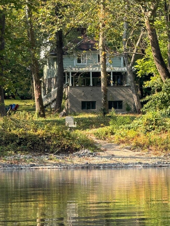 Building Photo - Riverfront home in a quiet spot, 3 acres, ...
