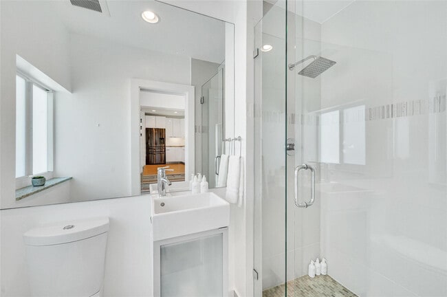 Building Photo - 549 NE 14th Ave