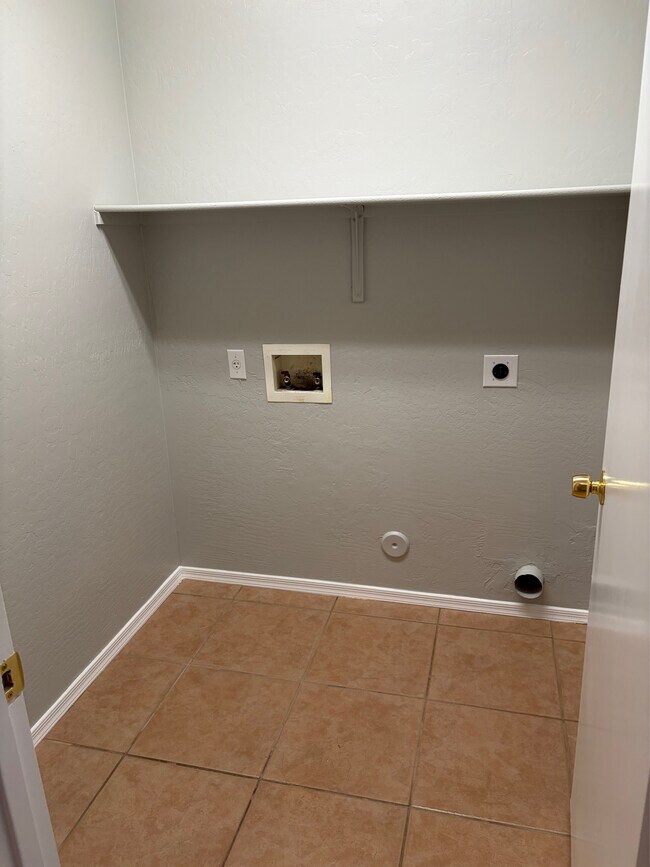 Building Photo - 2300 E 37th Ave