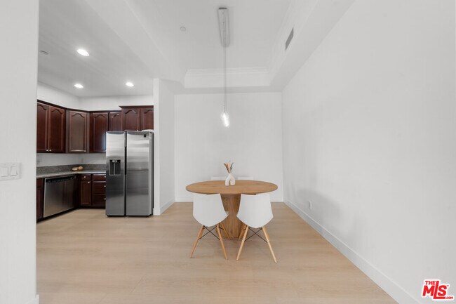Building Photo - 309 S Mariposa Ave