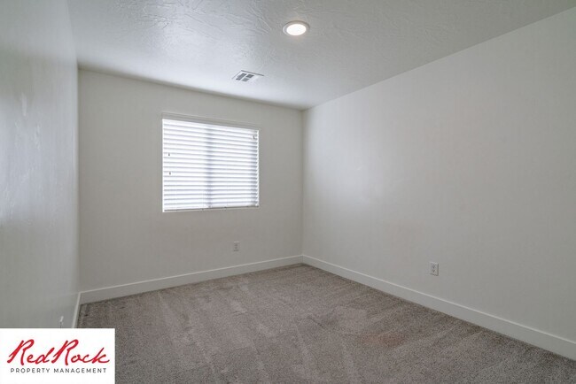 Building Photo - 4 Bed/2.5 Bath Townhome in Desert Bluff!
