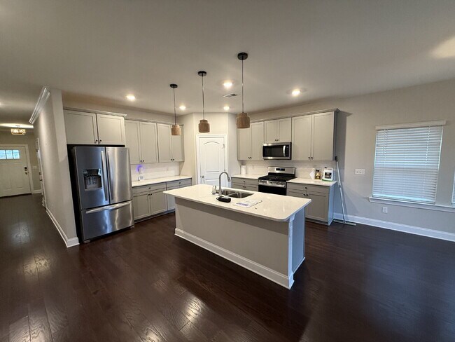 Building Photo - "Charming 3-Bedroom Retreat with 2 Baths w/bonus room and fenced yard!!