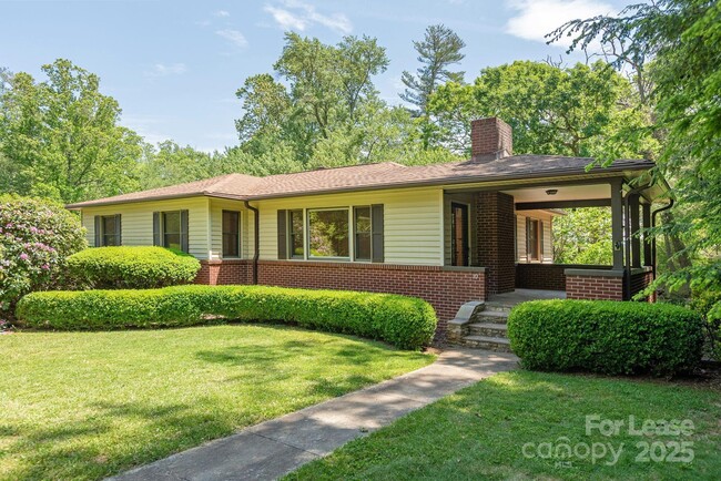 Building Photo - 10 S Oak Forest Dr