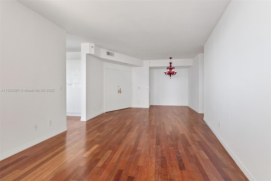 Building Photo - 300 S Pointe Dr